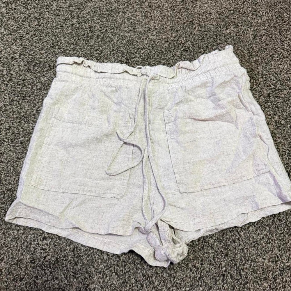 Princess Polly cream linen shorts in a US 4